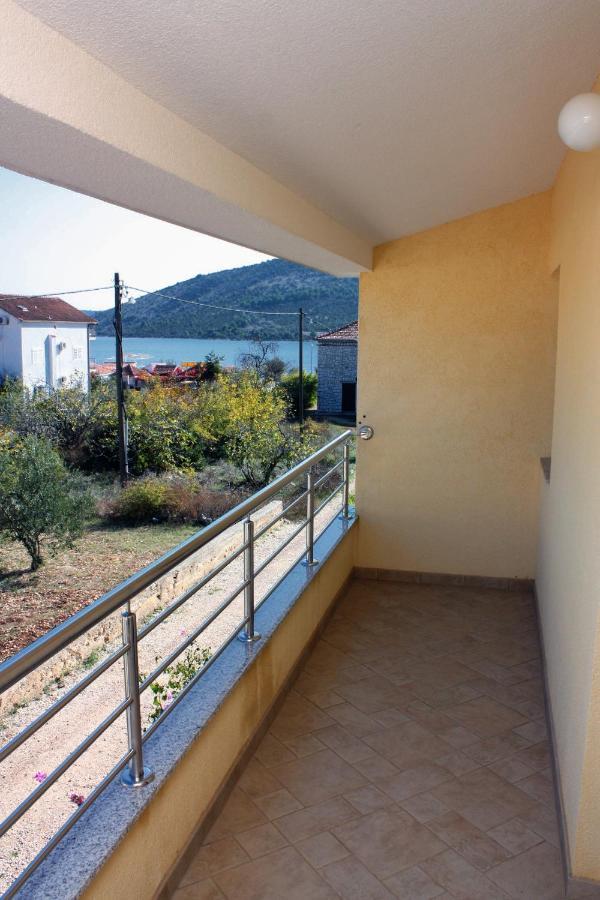 Apartments By The Sea Vinisce, Trogir - 5229 Екстериор снимка