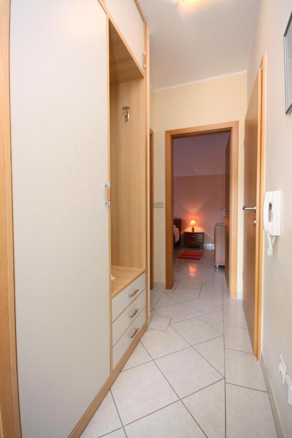 Apartments By The Sea Vinisce, Trogir - 5229 Екстериор снимка